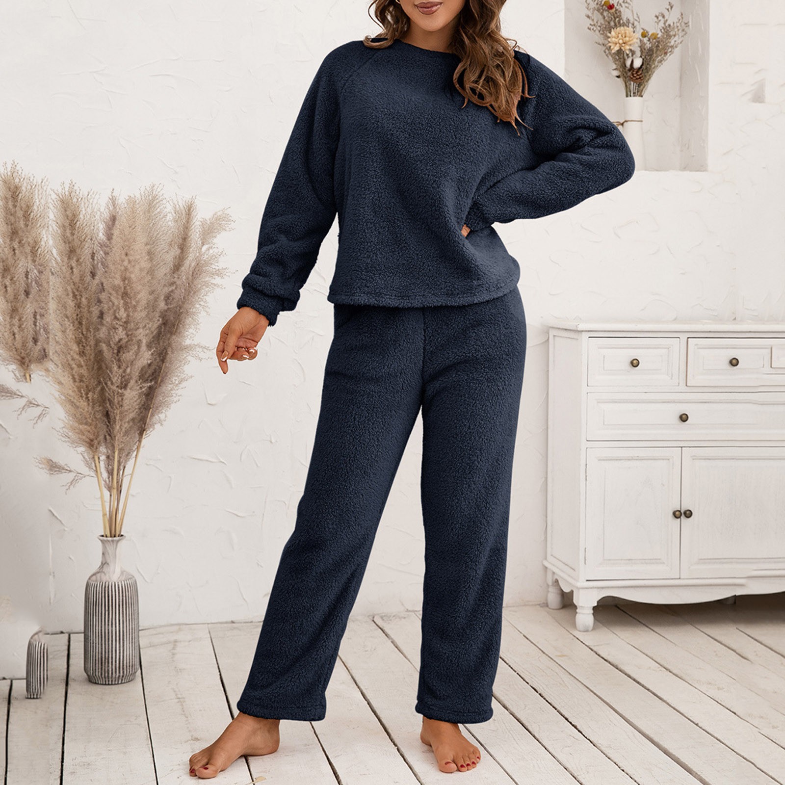 thumbnail image 2 of Conjunto de 2 piezas de jersey de felpa para mujer: top de manga larga de color liso y pantalones. Traje informal y cálido para el invierno (tallas asiáticas)., 2 of 8